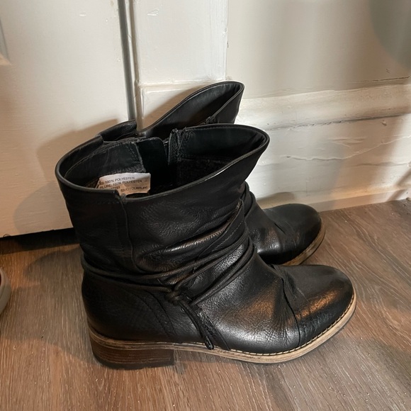 Women’s Size 6.5 short boots - Picture 1 of 1